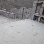 اجرای کف حیاط محوطه سازی سنگ ورقه ای درپوش پله