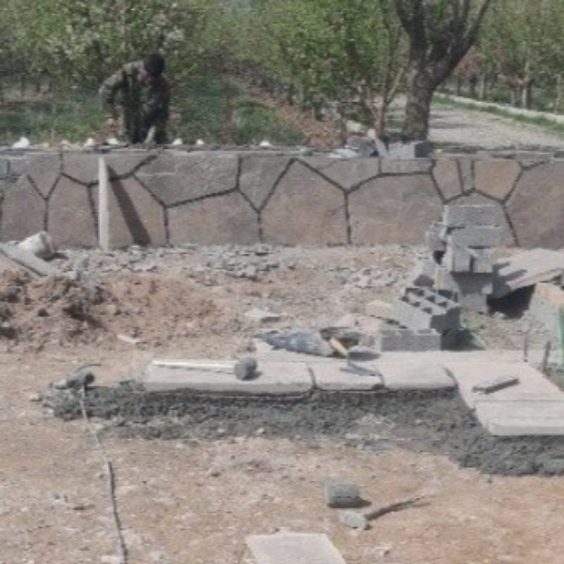 اجرای سنگ لاشه کف حیاط محوطه سازی چکشی سنگ ورقه ای
