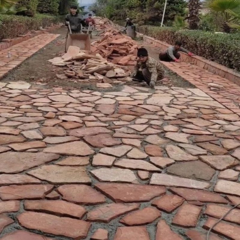 اجرای سنگ لاشه کف حیاط محوطه سازی چکشی سنگ ورقه ای
